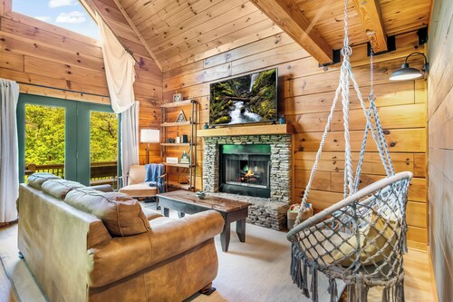 6 Acre Private Retreat Hot Tub, Firepit, Dog Friendly & Games 6 miles to Wine!