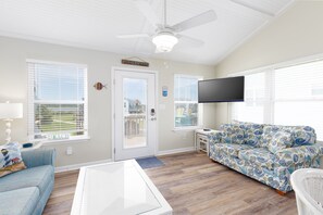 Smart-TV, Tischfußball, Tischtennisplatte, Bücher