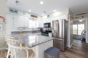 Kjøleskap, mikrobølgeovn, ovn og kokeplater