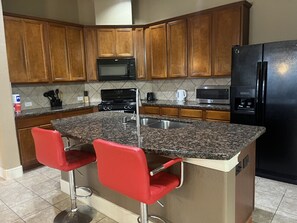 Fridge, microwave, oven, stovetop - Spacious 4 Bed/2 Bath Home in the Woodlands (Spring)