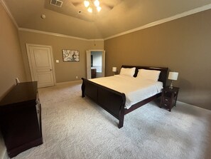 4 habitaciones, tabla de planchar con plancha, wifi y ropa de cama 