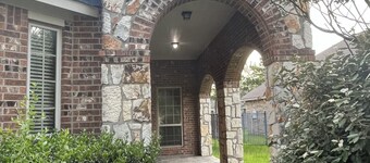 Spacious 4 Bed/2 Bath Home in the Woodlands
