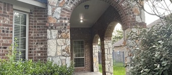Spacious 4 Bed/2 Bath Home in the Woodlands
