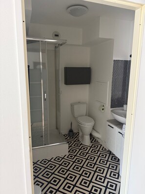 Chuveiro, toalhas de banho, sabonete 