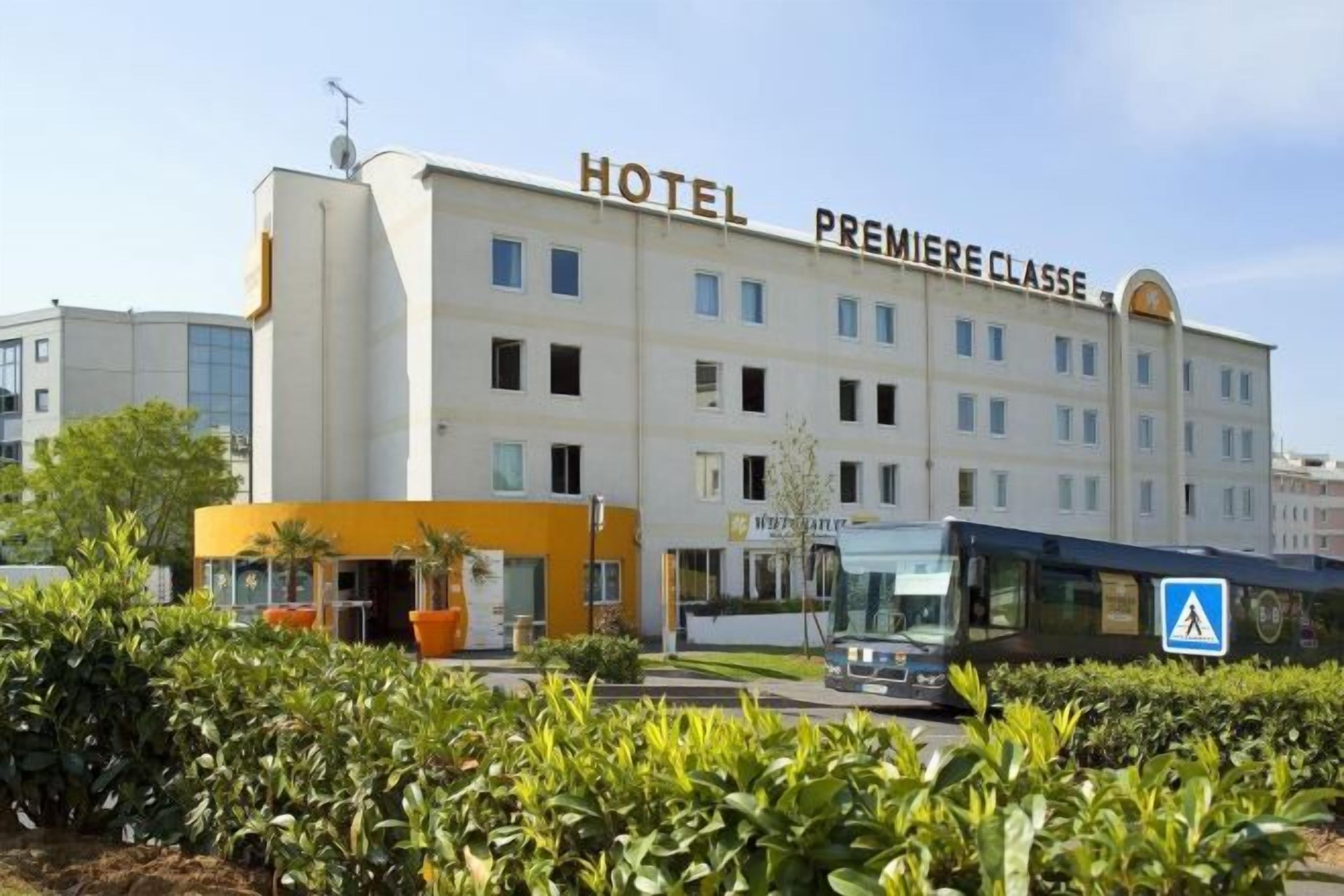 Edificio de un hotel con un cartel que dice 'HOTEL PREMIERE CLASSE'.