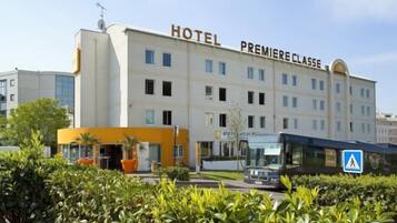Edificio de un hotel con un cartel que dice 'HOTEL PREMIERE CLASSE'.