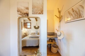 2 bedrooms, iron/ironing board, travel cot, free WiFi