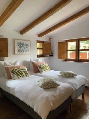 2 bedrooms, iron/ironing board, travel cot, free WiFi