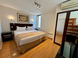 Standard Apartment, River View (87 Excelente ubicacion Linda vista) | Egyptian cotton sheets, premium bedding, pillowtop beds, in-room safe