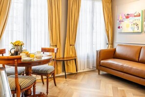 Classic Apartment (21 Excelente Ubicación AC Metro) | Egyptian cotton sheets, premium bedding, pillowtop beds, in-room safe - Orly Suites ll  (Santiago)