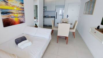 Apartemen Basic | Area keluarga | Smart TV 40-inci dengan saluran TV digital dan Netflix