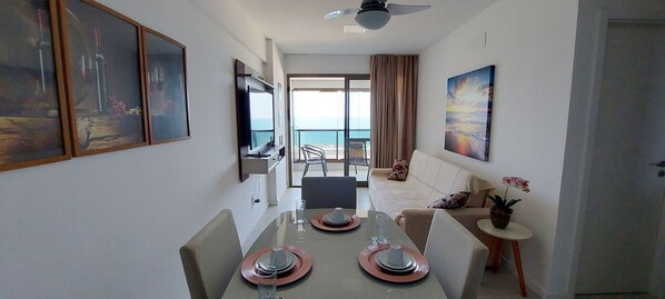 Basic Apartment | Living area | 40-inch Smart TV with digital channels, Netflix, streaming services - COBAR0125 - Edifício 535 Barra (Salvador)