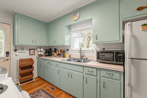 Oven, stovetop, coffee/tea maker, cookware/dishes/utensils - The Beaufort Pearl SC (Beaufort)