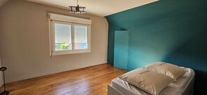 4 habitaciones, tabla de planchar con plancha, wifi y ropa de cama 