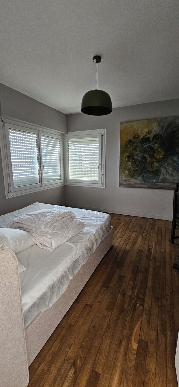 4 bedrooms, iron/ironing board, WiFi, bed sheets