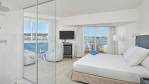 A hotel room with a bed, a desk, a TV, a shower, and a balcony with a view of the sea. - Innside by Meliá Ibiza (Ibiza)