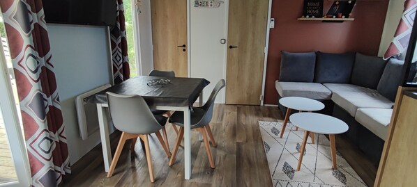 Dining - 4-6 berth mobile home in a 4-star Siblu campsite (Les Mathes)
