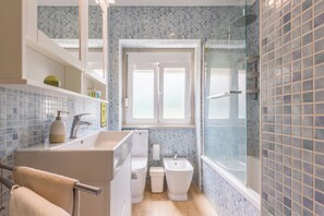 Haartrockner, Bidet, Handt ücher, Seife