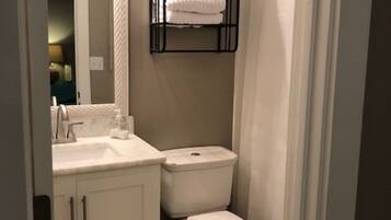 SĂšche-cheveux, serviettes fournies, savon, papier toilette