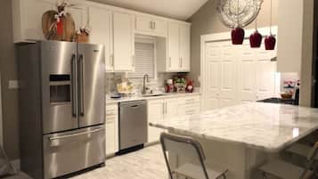 Micro-ondes, four, plaque de cuisson, lave-vaisselle