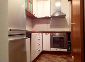 Fridge, oven, dishwasher, coffee/tea maker