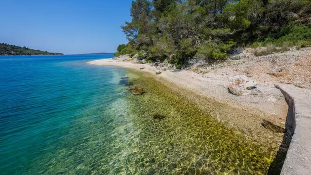 A clear coastal beach with a sandy shore and clear water. - Holiday home House of the Sun - Three Bedroom Holiday Home with Pool (Sutivan)