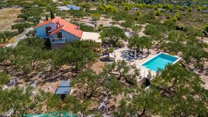 A house with a swimming pool surrounded by trees and hills. - Holiday home House of the Sun - Three Bedroom Holiday Home with Pool (Sutivan)
