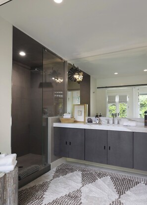 Hair dryer, towels, soap, toilet paper - Fall in LOVE with The Infinity Stay Collection and enjoy the Magic it offers. (Carriere)