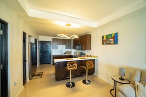 Frigorífic, microones, forn i placa de cuina 