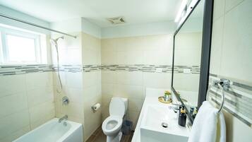 Haartrockner, Handtücher, Seife, Shampoo