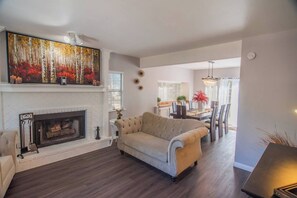 Smart TV, chimenea, videojuegos, libros