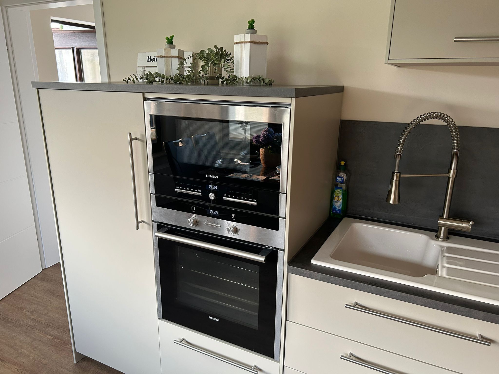 Een koelkast, een magnetron, een oven, een kookplaat