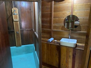 Bungalow, balcón, vistas al patio | Baño | Toallas, jabón y papel higiénico