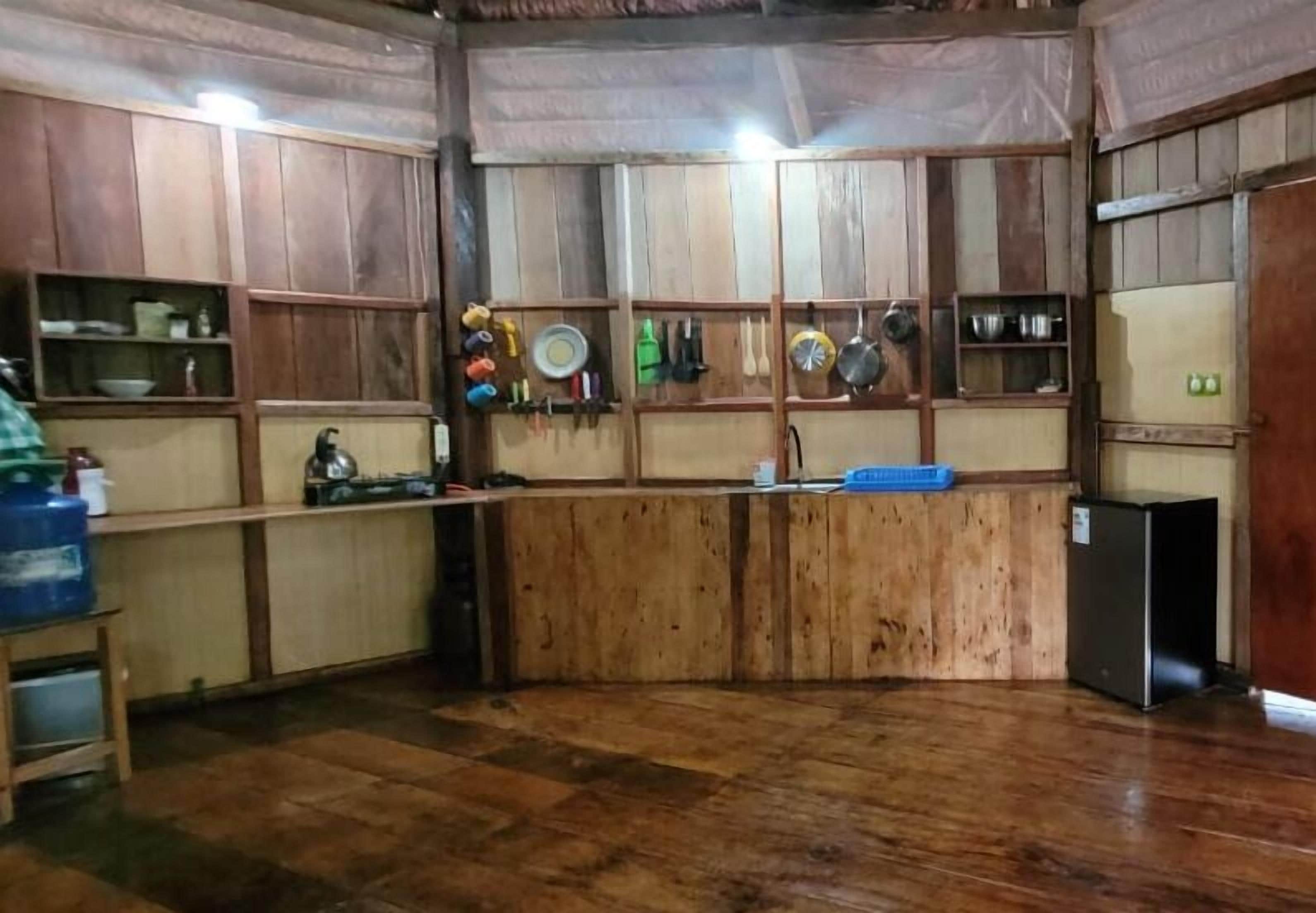 Bungalow, balcón, vista al patio | Cocina privada | Refrigerador y utensilios de cocina 