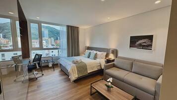 Escritorio, espacio para trabajar con laptop y cortinas blackout