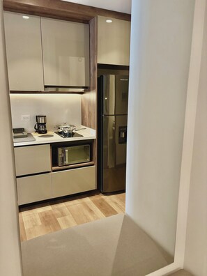 Comfort-Apartment, Stadtblick | Eigene Küche | Großer Kühlschrank, Mikrowelle, Herdplatte