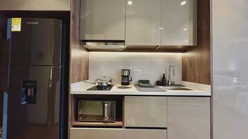 Comfort Apartment, City View | Private kitchen | Full-size fridge, microwave, stovetop, cookware/dishes/utensils