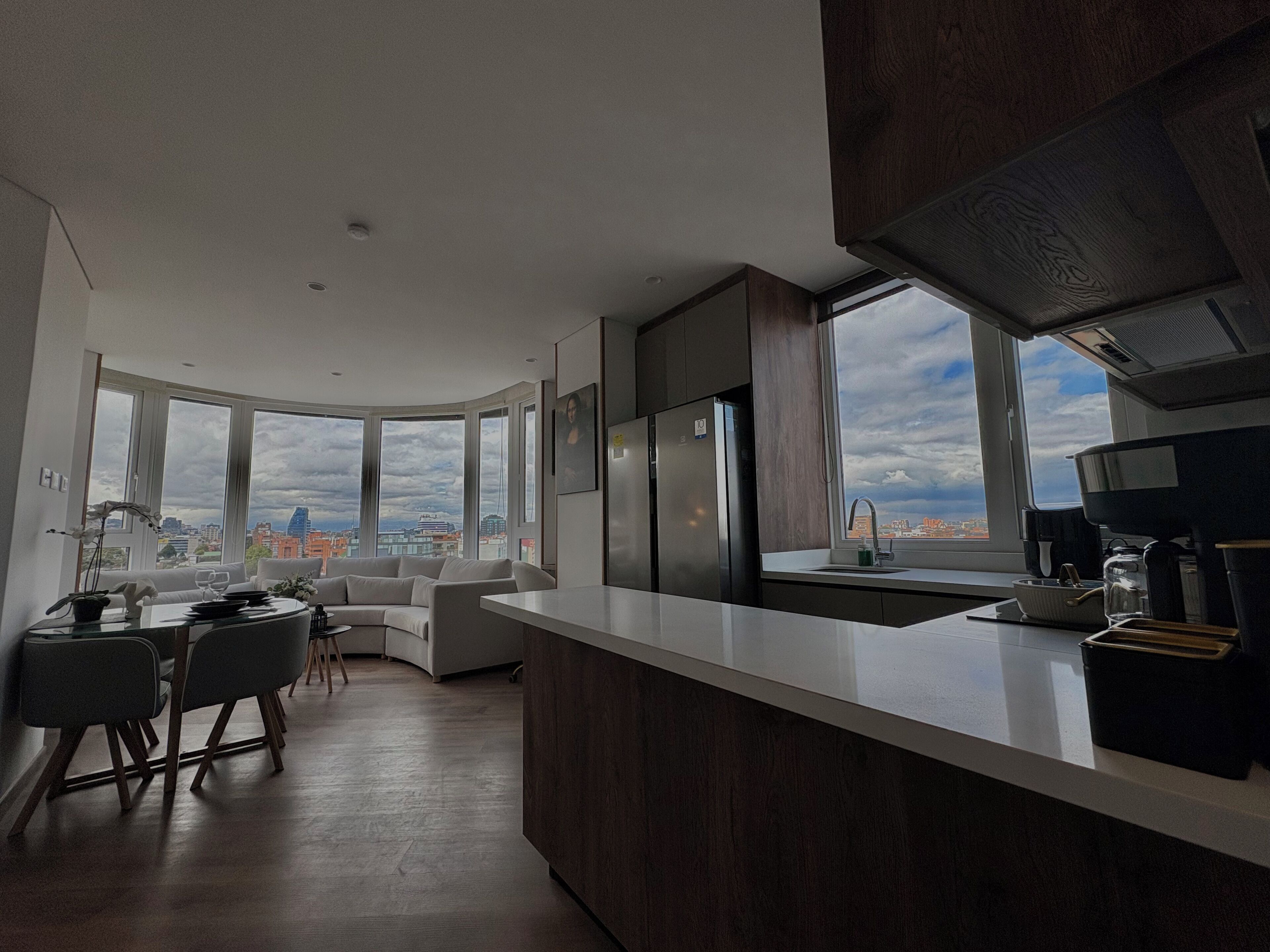 Bureau, espace de travail pour ordinateur portable, rideaux occultants