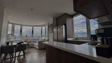 2 habitaciones, escritorio y espacio para trabajar con laptop