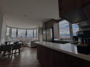 Junior Apartment | Desk, laptop workspace, blackout curtains, soundproofing - VOU by Wellcome (Bogotá)