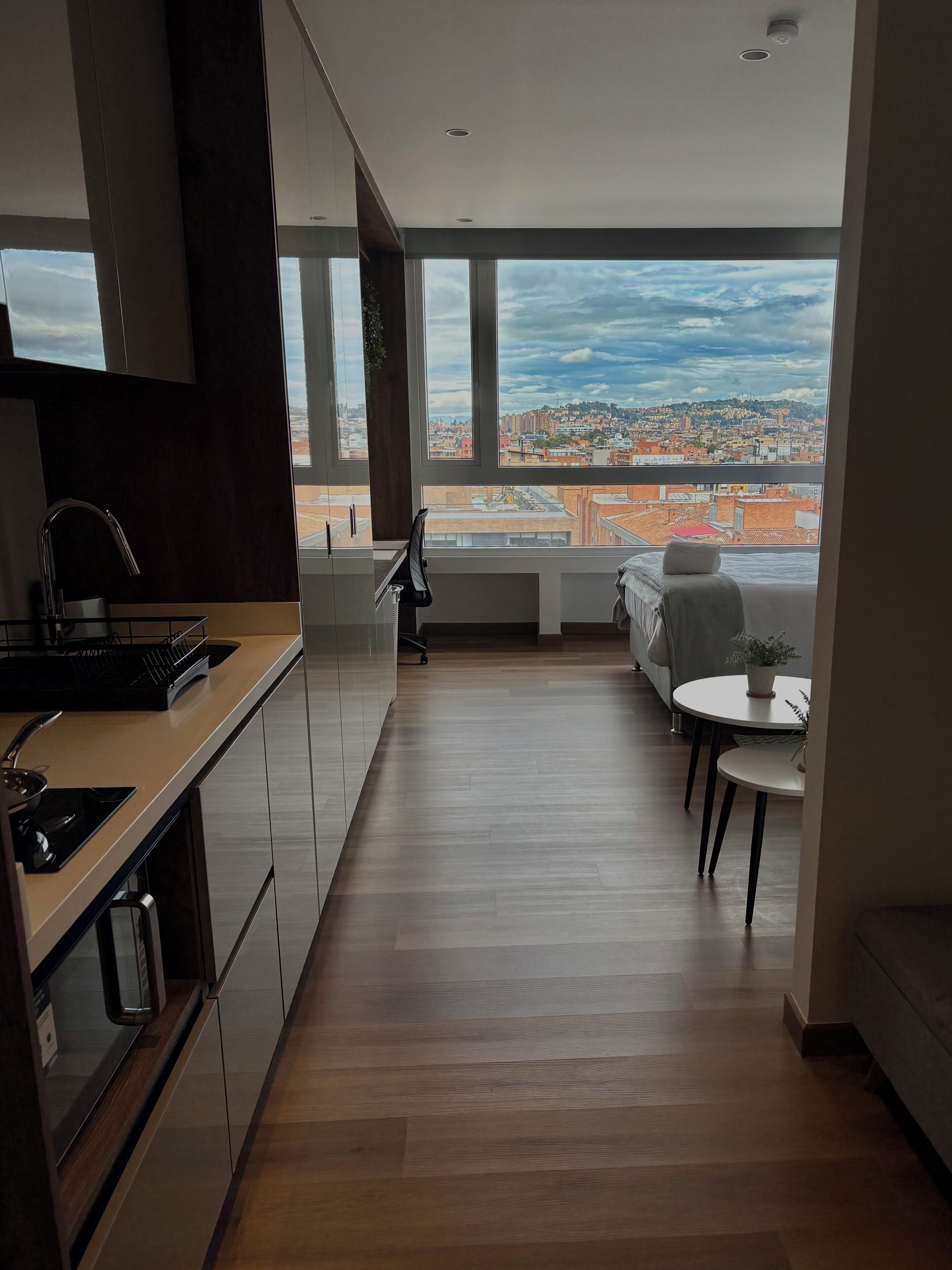 Departamento superior, vista a la ciudad | Escritorio, espacio para trabajar con laptop y cortinas blackout 