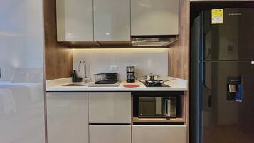 Apartamento standard | Cozinha privada | Geladeira grande, micro-ondas, cooktop