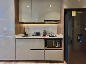 標準公寓 | 私人廚房 | 大型雪櫃/冰箱、微波爐、爐具、廚房用具/餐具/器皿