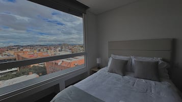 Apartemen Superior, pemandangan kota | 2 kamar tidur, meja kerja, dan ruang kerja ramah laptop