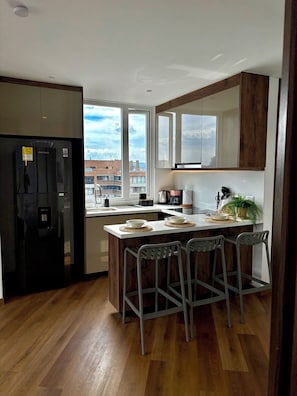 Apartamento Elite, vistas a la ciudad | 2 dormitorios, escritorio, espacio para trabajar con un portátil