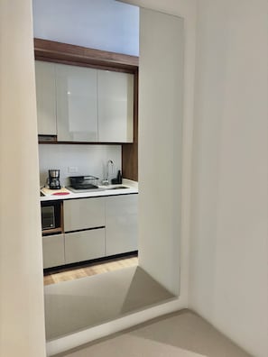Standard Apartment | Dapur peribadi | Peti sejuk/penyejuk beku saiz penuh, ketuhar gelombang mikro, dapur