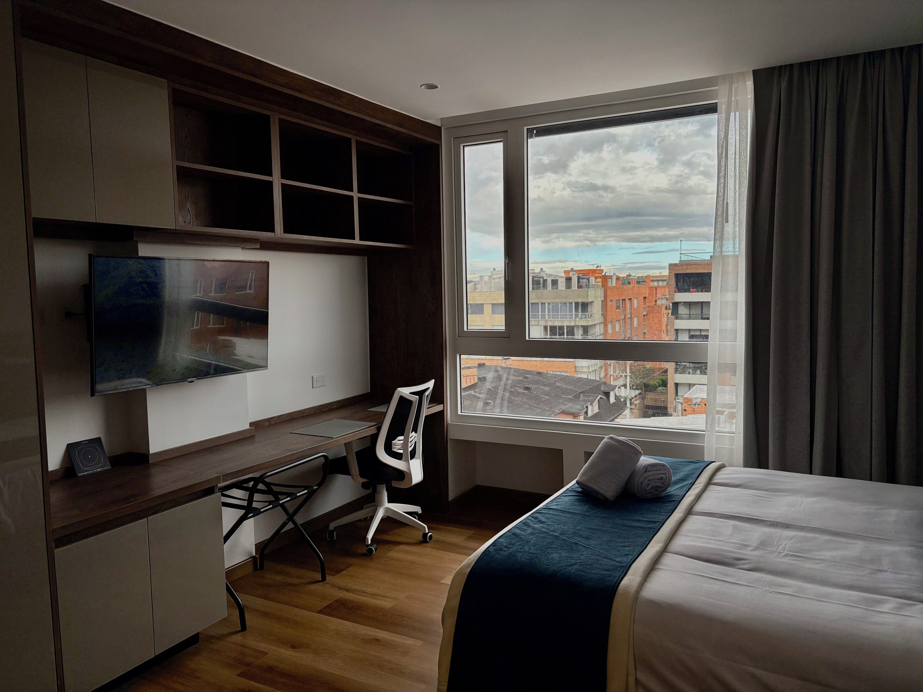 Departamento clásico, 1 cama matrimonial | Escritorio, espacio para trabajar con laptop y cortinas blackout 