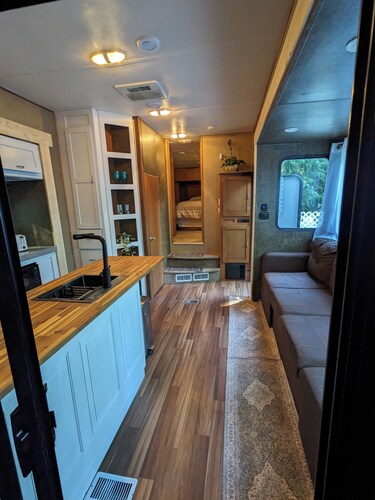 2-bedroom RV in beautiful Bowser with WiFi, AC