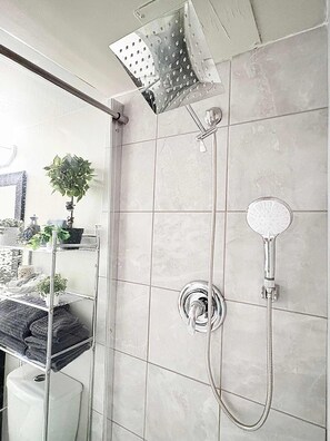 Dusche, Haartrockner, Handtücher, Shampoo