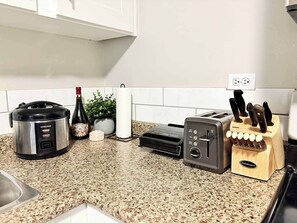 雪櫃、微波爐、焗爐、爐具